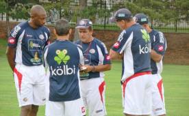 El estratega colombiano en su etapa en Costa Rica, compartiendo con Wanchope, Conejo y Marín.