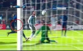 Higuaín dejó en ridículo a Maynor Figueroa y definió de gran forma ante Donis Escober.