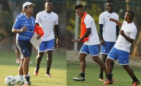 El entrenador de la Selección Nacional de Honduras, Jorge Luis Pinto cuando le daba indicaciones a los jugadores previo al partido ante Argelia. Foto Juan Salgado