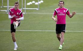 Gareth Bale entrena desde ayer normalmente con sus compañeros, aquí junto a Kroos. (EFE)