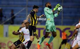 <b>Real España dejó escapar una oportunidad de oro jugando de local contra un disminuido Olimpia. FOTOS: Yoseph Amaya y Héctor Edu.</b>