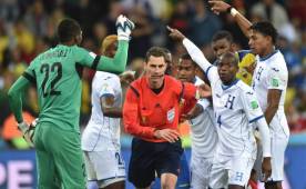 Beckeles le reclamó al árbitro por el gol anulado y este le mostró la amarilla. Foto AFP