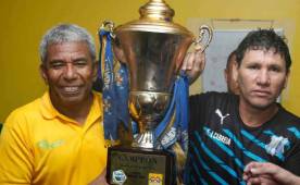 Héctor Castellón posa con el título obtenido junto a su preparador físico, Luis Cabrera. FOTO: Diez