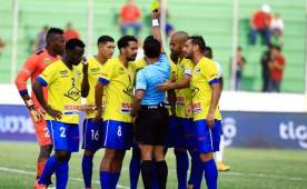 Jugadores de Victoria reclamaron al árbitro por la falta penal que sancionó, al final el juez estaba en lo correcto.