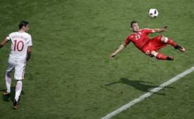 Así remató el suizo para darle el empate a Suiza. Sin duda una genialidad.