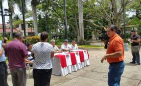 La conferencia del prensa de los dirigentes del Villanueva FC al aire libre.
