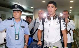 Cristiano Ronaldo bien resguardado en su llegada al aeropuerto de Cantón. (FOTOS: Real Madrid)