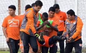 Rubilio Castillo fue ayudado por sus compañeros, entre ellos Johnny Leverón. (FOTO: Cortesía Frecuencia Naranja)