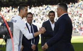 Cristiano Ronaldo saluda a Ronaldo Nazario, ambos jugadores históricos del Real Madrid.