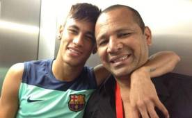 Neymar padre desmiente que esté en problemas judiciales por el fichaje de su hijo al Barcelona.