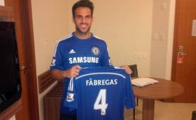 Chelsea exihibió la foto que Ces Fábregas se ha tomado con la camisa de los 'blues'.