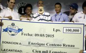 Reneau posa con el donativo que le hizo la presidencia de la república de Honduras a través de Copa Presidente. Foto Neptalí Romero