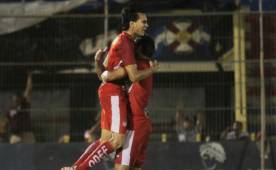 Marcelo Canales celebrando el gol que le dio al Vida los primeros tres puntos del campeonato. Foto Javier Rosales