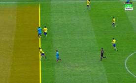 Momento en que le dan pase a Luis Suárez y arranca en posición adelantada.