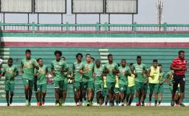 Carlos Pavón corriendo junto a su hijo en la pretemporada de Marathón que inició el pasado lunes en San Pedro Sula. Foto Neptalí Romero