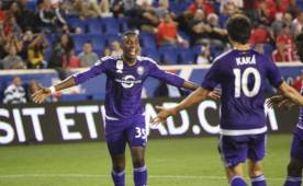 Bryan Róchez festejó su gol junto a Kaká en la victoria contra el Nueva York.