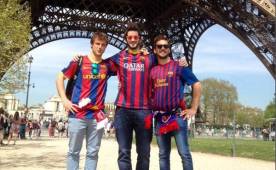 Aficionados del Barcelona disfrutando de la torre Eiffel antes del juego ante PSG.