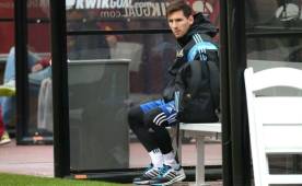 Lionel Messi observó en el banquillo el entrenamiento de sus compañeros. (AFP)
