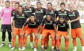 Daniel Olcina jugando con el Valencia y compatiendo con el actual defensa del Barcelona Jeremy Mathieu.