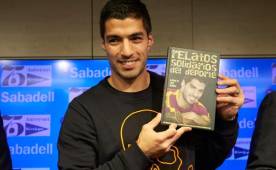 Luis Suárez posa con el libro 'Relatos solidarios del deporte', durante la presentación hoy en España. Foto EFE.