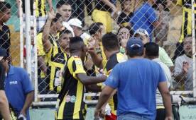 Momento en que aficionados discutían con el asistente ténico Gustavo Gallegos.