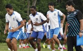 Mario Chávez -centro- era uno de los amigos de confianza de Arnold Peralta.