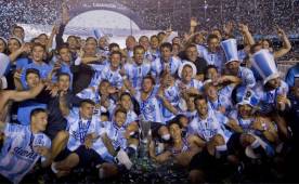 Los jugadores del Racing celebrando con el título en mano.