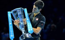 Novak Djokovic posa con el trofeo después de ganar el ATP World Tour. (AFP)