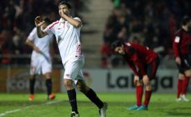 El defensa Coke del Sevilla celebra uno de los goles que anotó.