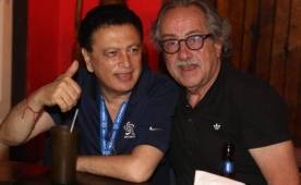 Alfredo Hawit junto a Decio de María, en una comida antes del duelo entre Honduras y México el 17 de noviembre de 2015.