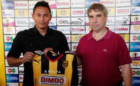 Mario Verdial, el miércoles entregando a Ramón Núñez la camiseta de su querido Real España. (Foto: DIEZ)