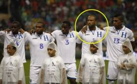 El defensor de Honduras, Víctor 'Muma' Bernárdez, cuando entonaba el himno nacional de nuestro país el día que la Bicolor dio el aztecazo. Foto Delmer Martínez