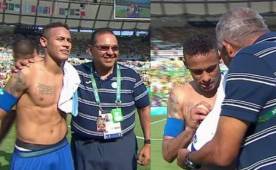 Los integrantes del cuerpo técnico de Honduras, Gerardo Mejía se saca fotos con Neymar, mientras que Roy Posas, preparador de porteros le pidió autógrafos.