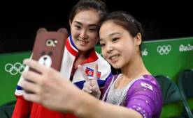 La selfie de las gimnastas Hong Un-jong, de Corea del Norte, y Lee Eun-ju, de Corea del Sur. Tomada de Infobae.com.