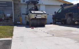 La aplanadora no fue lo suficientemente fuerte para romper la pelota de golf.