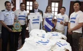 (DE IZQUIERDA A DERECHA: Coronel Hilmer Hermida, agregado Militar, Adán Suazo, ministro, el embajador Jaime Güell Bográn, Melissa Ríos, primera secretaria, el abogado Salvador Folgar y el arquitecto Ronal Paz).