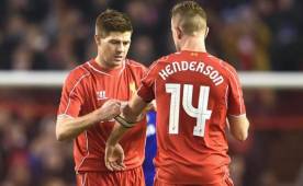Steven Gerrard le heredó el gafete de capitán a Jordan Henderson.