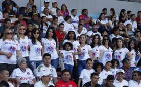 Así posaron las esposas de los futbolistas de Olimpia en el sector de silla del Nacional.