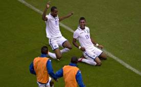 El delantero Carlo Costly celebra el gol que le dio a Honduras el triunfo en el Azteca 2-1 en la pasada eliminatoria rumbo a Brasil 2014. Foto cortesía Diario RÉCORD