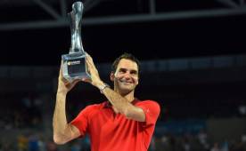 Roger Federer levantando el trofeo número 83 de su carrera. (Foto: AFP)