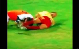 El fútbol de Kuwait sorprendió con una escena que dio la vuelta al mundo a través de las redes sociales. Pero el árbitro que estaba cerca no sacó ni la amarilla.