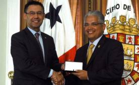 Josep Maria Bartomeu recibió las llaves de la ciudad de Panamá de manos del alcalde José Blandon. (AFP)