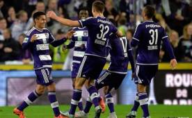 Andy Najar celebra con sus compañeros su segundo tanto en el triunfo del Anderlecht 2-0 sobre Mouscron-Péruwelz. Foto @rscanderlecht