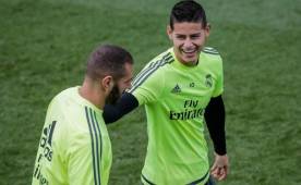 James Rodríguez bromea con Benzema durante un entrenamiento. Foto EFE.