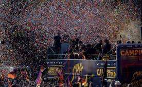 Así ha sido el espectacular recorrido del Barcelona en la ciudad luego de coronarse campeón. Foto EFE