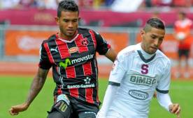 Carlos Discua jugó sus primeros minutos como futbolista del Alajuelense frente al máximo rival, Saprissa. (FOTO: Cortesía Diario La Nación)