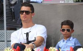 Cristiano Ronaldo junto a su hijo en plenas vacaciones.