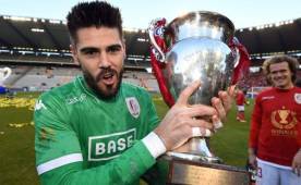 Víctor Valdés celebra su único título ganado con el Standar Lieja, fue de Copa.