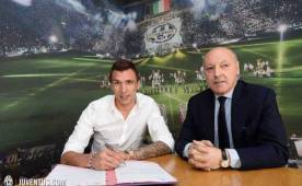 Mario Mandzukic firmó un contrato que tiene una vigencia de cuatro años.