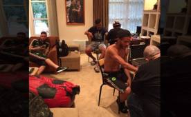 Jonathan Dos Santos y 'Maza' Rodríguez mientras se tatúan en plena concentración de la selección de México. Foto Twitter